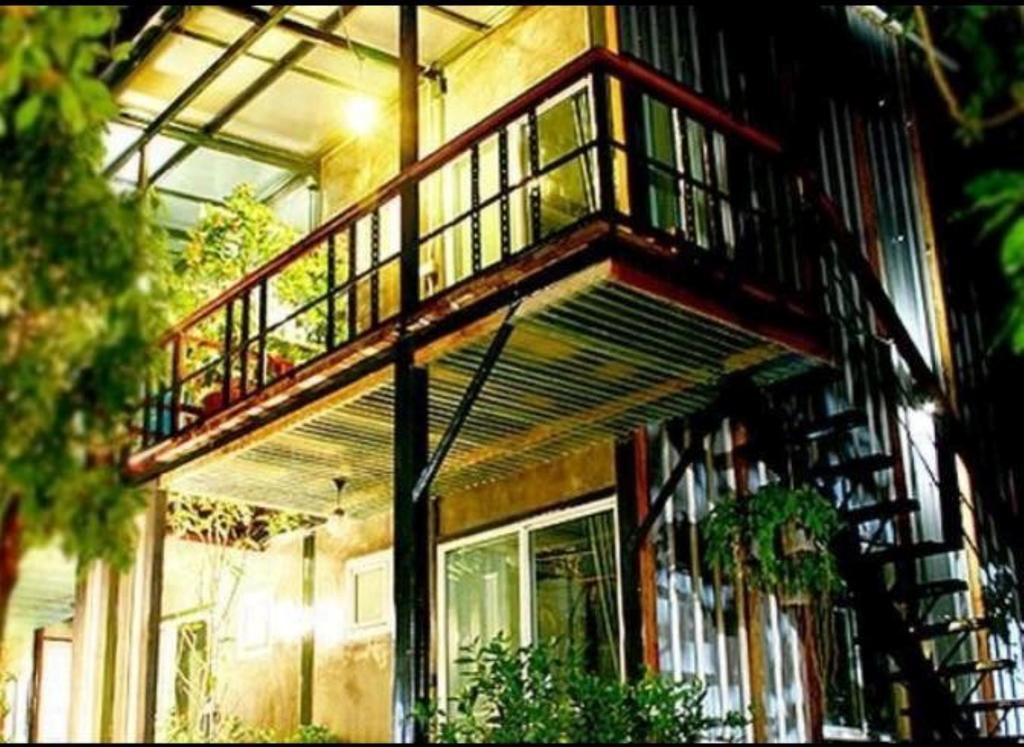 The Old Car Guesthouse Чиангмай Екстериор снимка