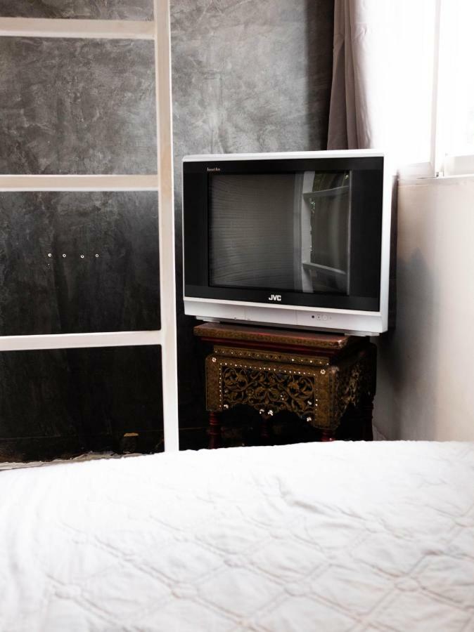 The Old Car Guesthouse Чиангмай Екстериор снимка